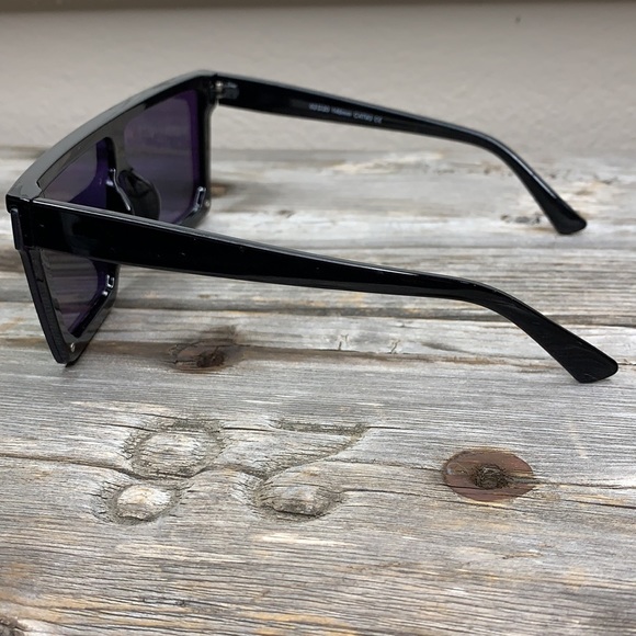 Reflective Shield Mirrored Sunglasses - Picture 4 of 6